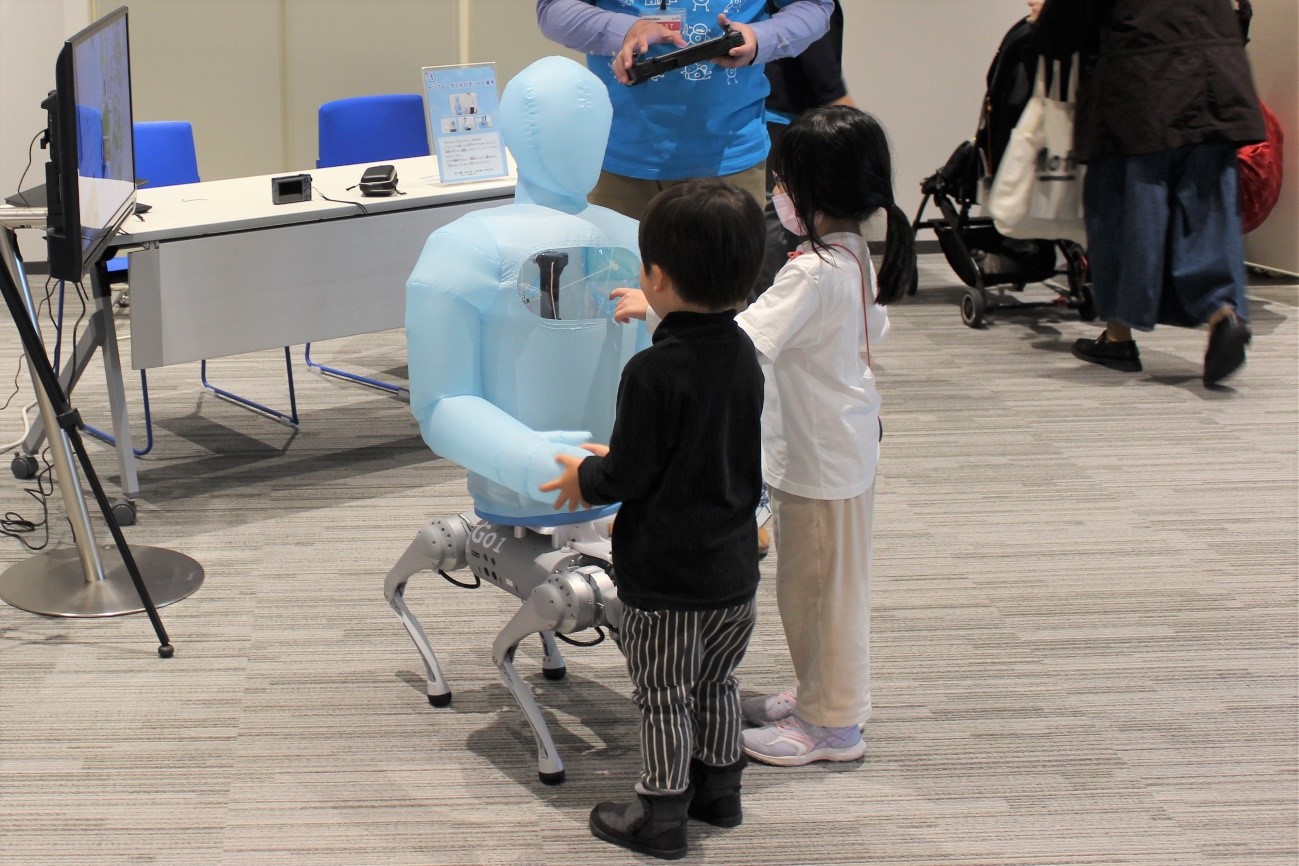 いいかげんなロボット展　体験コーナー「インフレータブルロボットと握手」!　月刊ソフトマター　メカニカル・テック社